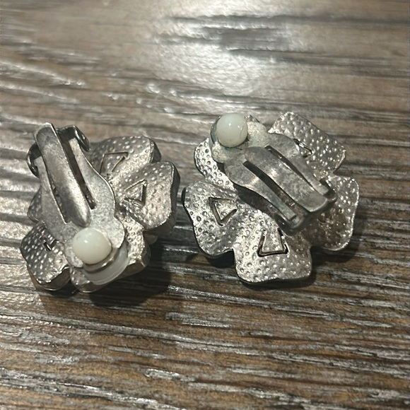 Vintage Clip On Earrings - Picture 4 of 7